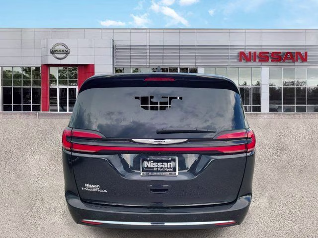 2023 Brilliant Black Crystal Pearlcoat Chrysler Pacifica Touring L FWD Van