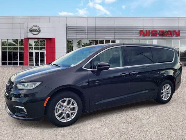 2023 Brilliant Black Crystal Pearlcoat Chrysler Pacifica Touring L FWD Van
