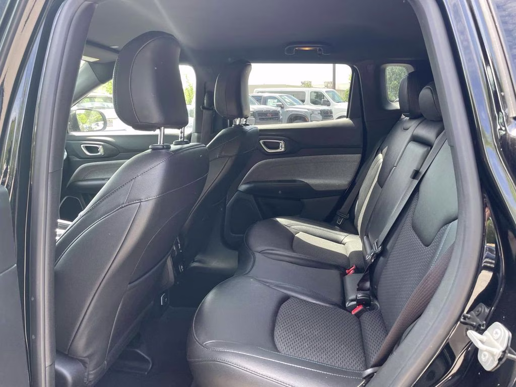 2024 Diamond Black Crystal Pearlcoat Jeep Compass Latitude 4X4 SUV