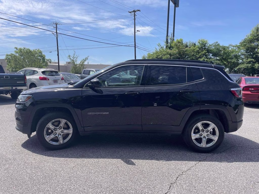 2024 Diamond Black Crystal Pearlcoat Jeep Compass Latitude 4X4 SUV