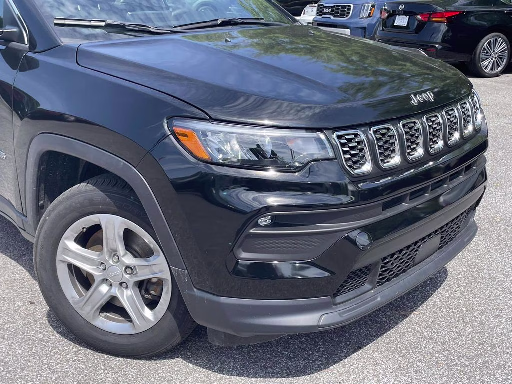 2024 Diamond Black Crystal Pearlcoat Jeep Compass Latitude 4X4 SUV