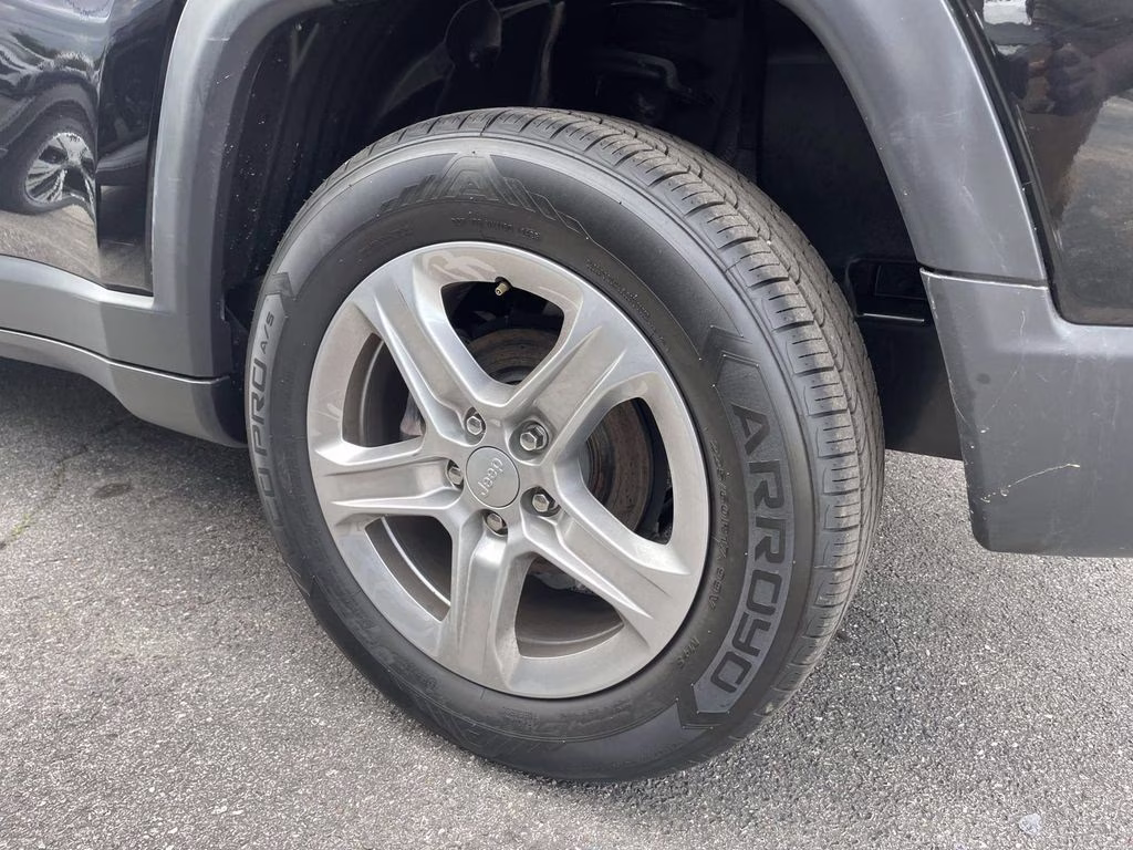 2024 Diamond Black Crystal Pearlcoat Jeep Compass Latitude 4X4 SUV