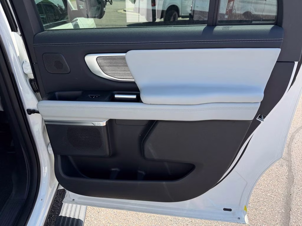 2025 Star White Metallic Tri-Coat Ford Expedition Max Platinum w/Drivers Package 4X4 SUV