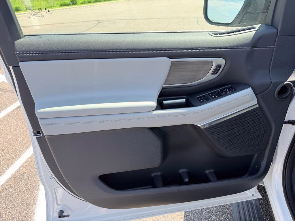 2025 Star White Metallic Tri-Coat Ford Expedition Max Platinum w/Drivers Package 4X4 SUV