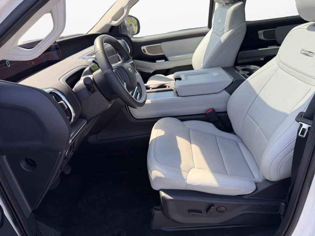 2025 Star White Metallic Tri-Coat Ford Expedition Max Platinum w/Drivers Package 4X4 SUV