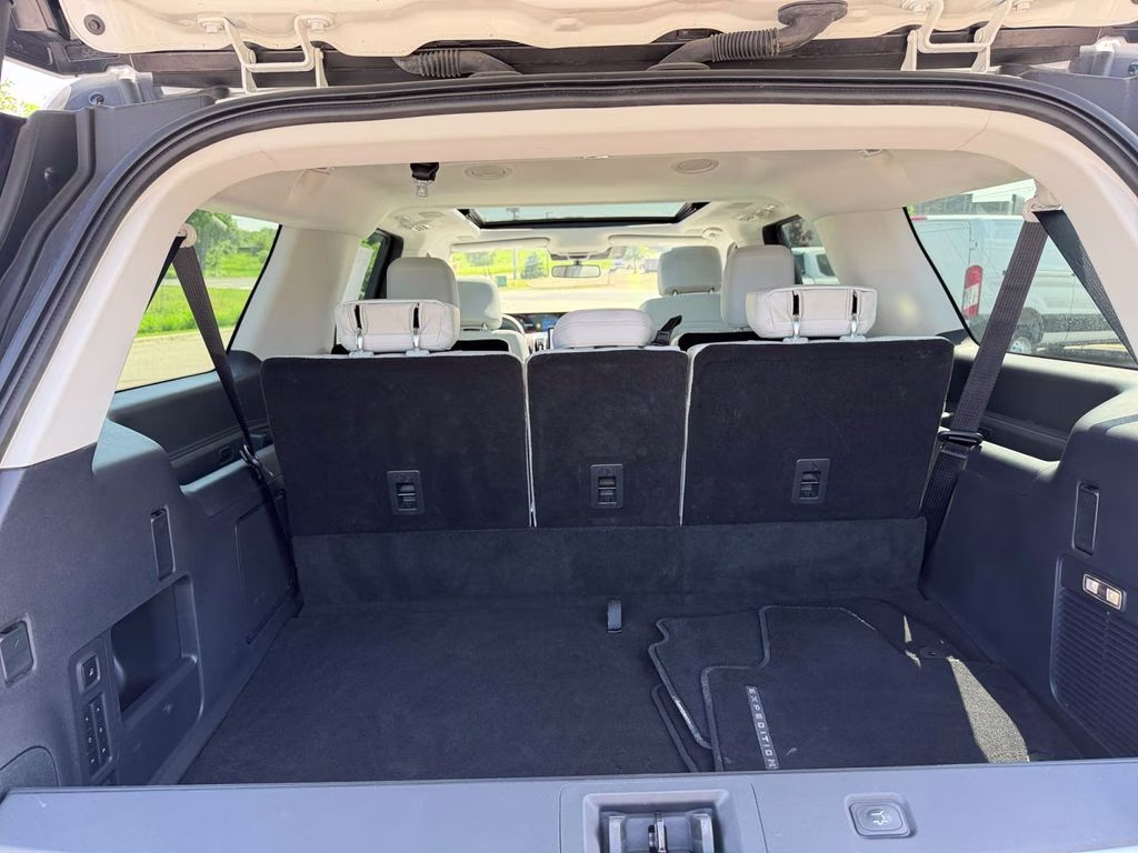 2025 Star White Metallic Tri-Coat Ford Expedition Max Platinum w/Drivers Package 4X4 SUV