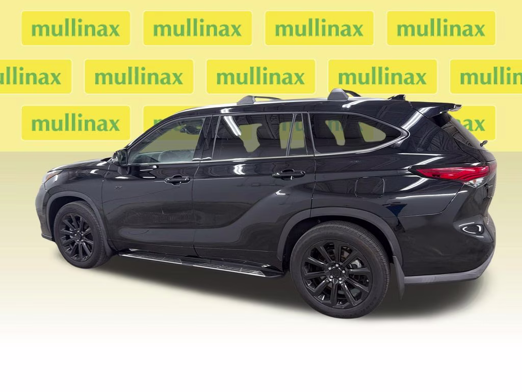 2022 Midnight Black Metallic Toyota Highlander Platinum FWD SUV
