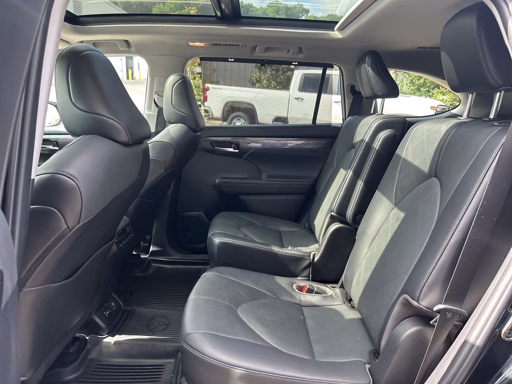 2022 Midnight Black Metallic Toyota Highlander Platinum FWD SUV