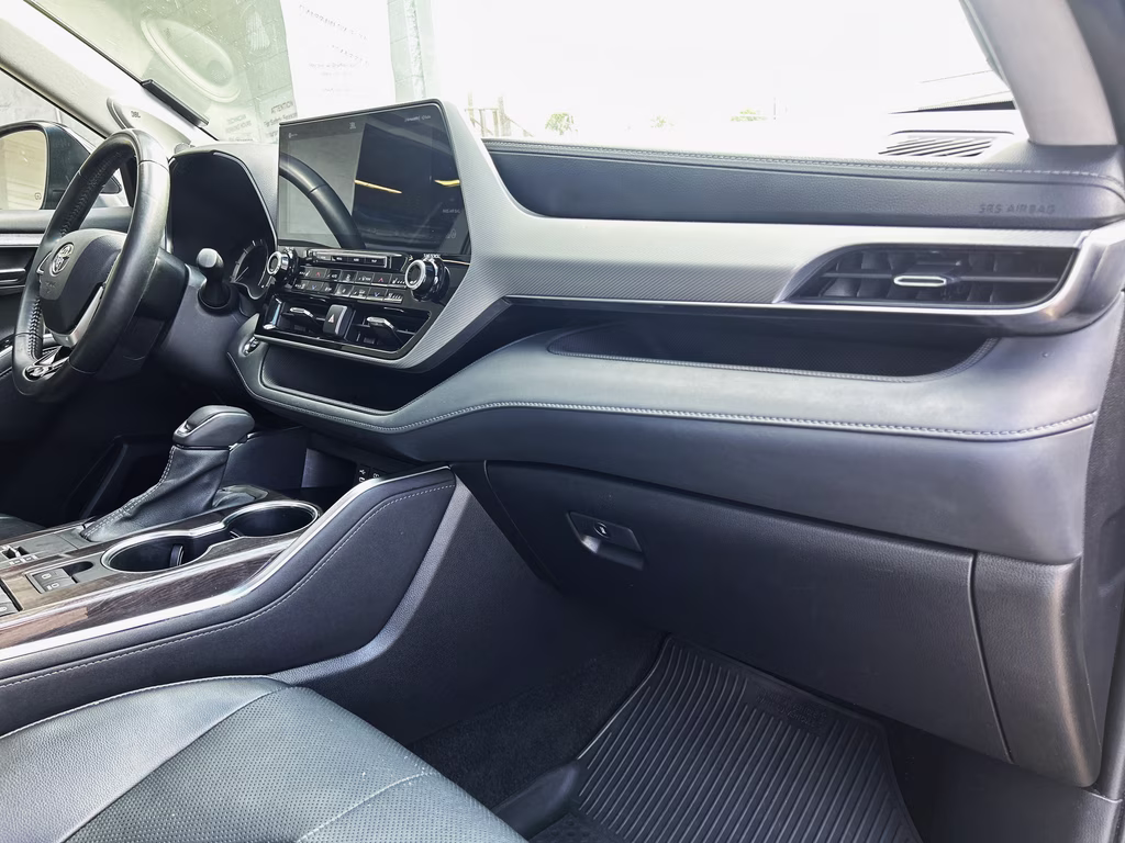 2022 Midnight Black Metallic Toyota Highlander Platinum FWD SUV