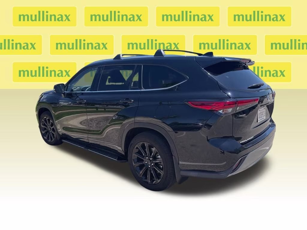2022 Midnight Black Metallic Toyota Highlander Platinum FWD SUV