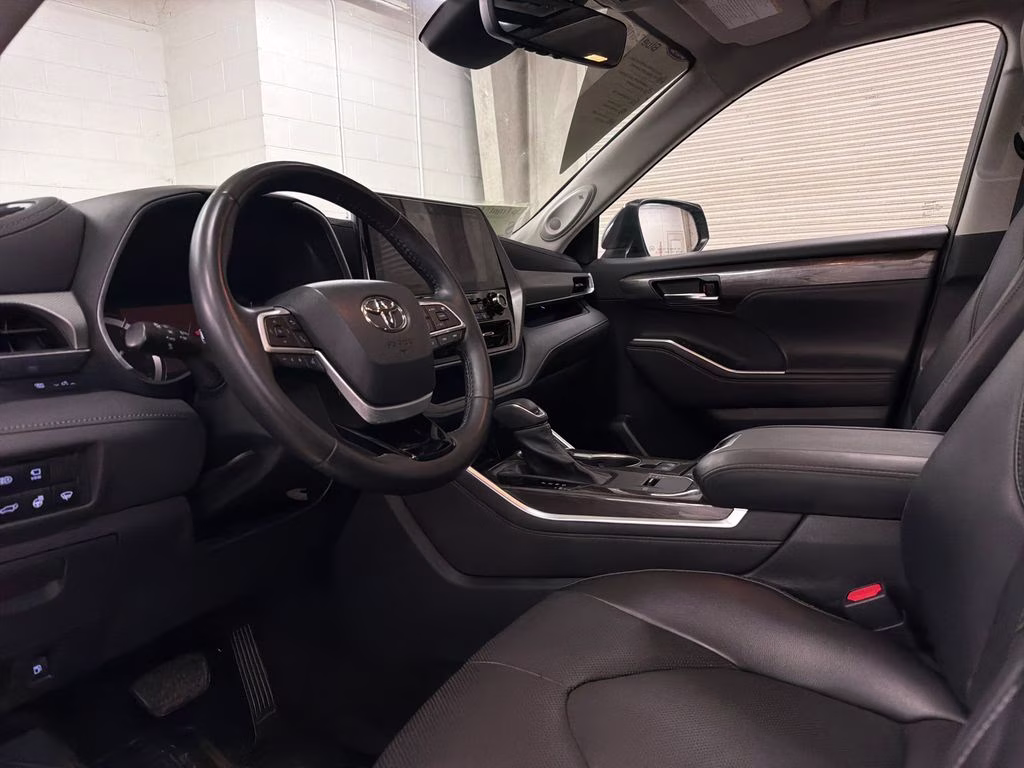 2022 Midnight Black Metallic Toyota Highlander Platinum FWD SUV