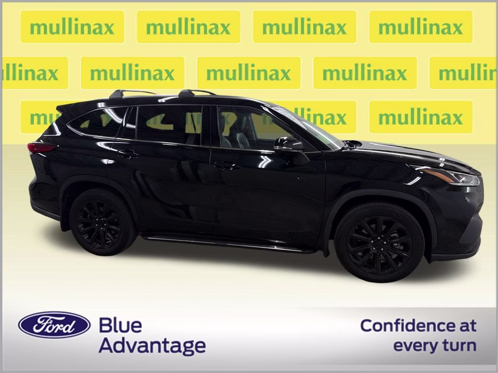 2022 Midnight Black Metallic Toyota Highlander Platinum FWD SUV