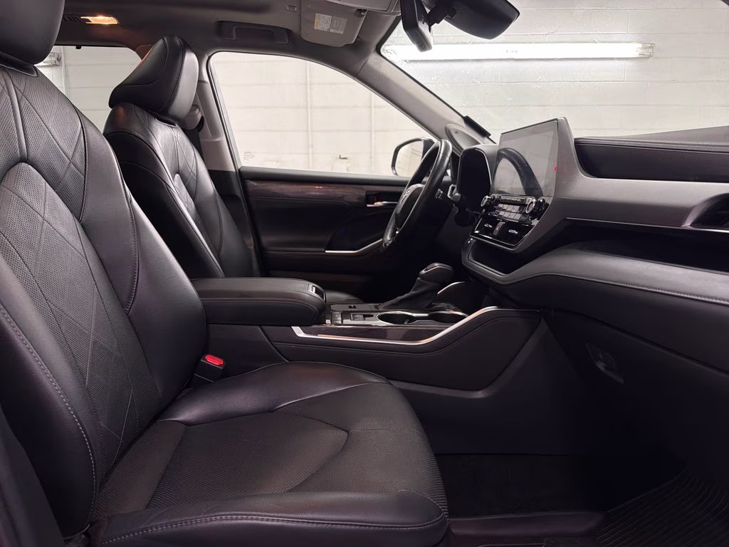 2022 Midnight Black Metallic Toyota Highlander Platinum FWD SUV