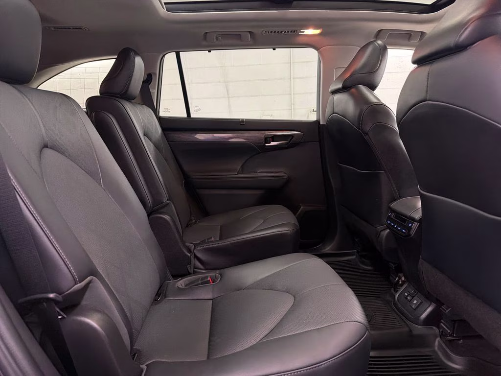 2022 Midnight Black Metallic Toyota Highlander Platinum FWD SUV
