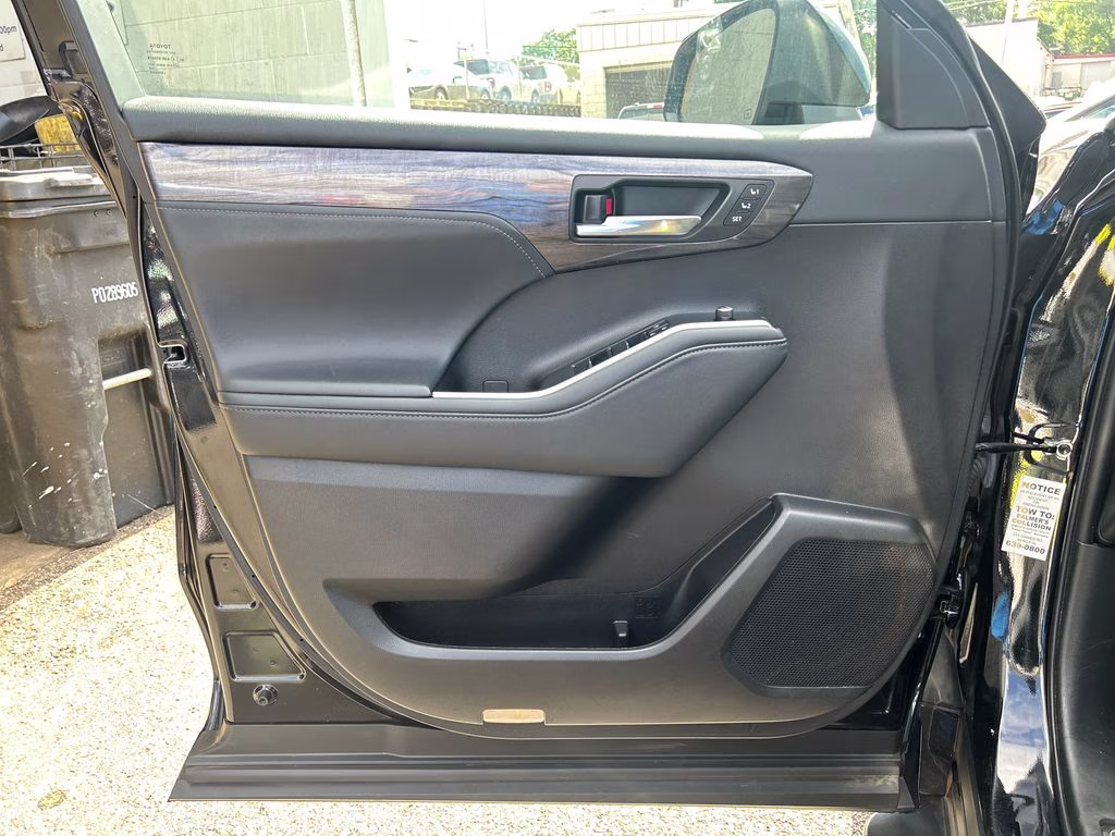 2022 Midnight Black Metallic Toyota Highlander Platinum FWD SUV