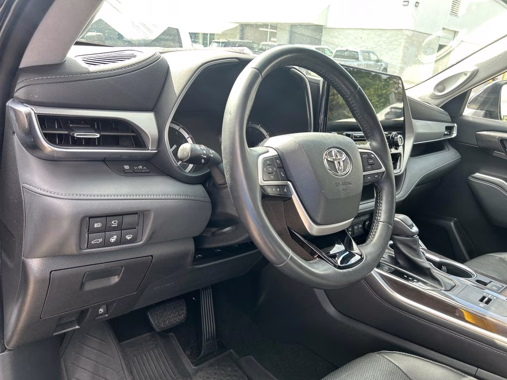 2022 Midnight Black Metallic Toyota Highlander Platinum FWD SUV