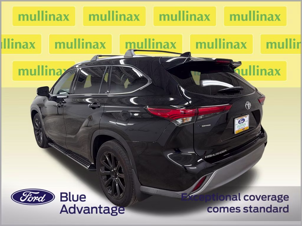2022 Midnight Black Metallic Toyota Highlander Platinum FWD SUV