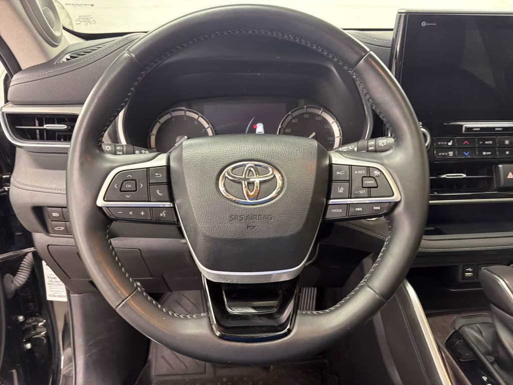 2022 Midnight Black Metallic Toyota Highlander Platinum FWD SUV