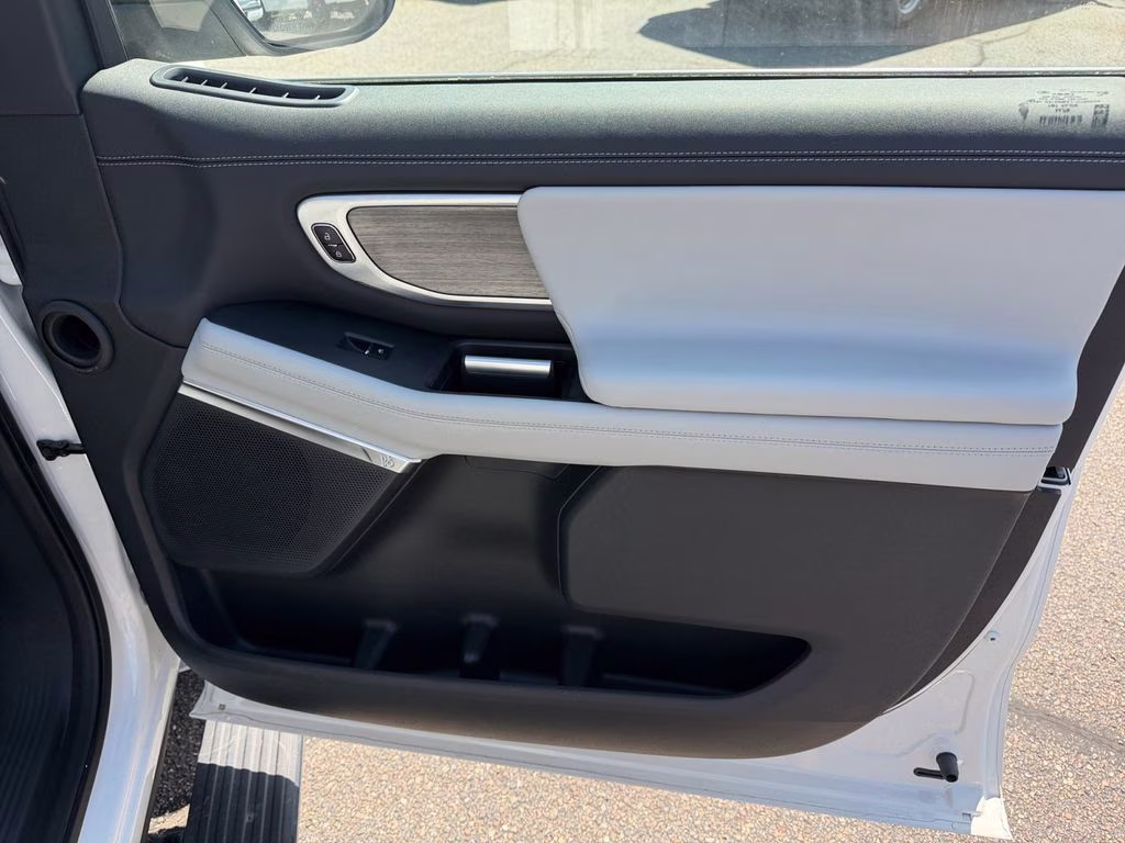 2025 Star White Metallic Tri-Coat Ford Expedition Max Platinum w/Drivers Package 4X4 SUV