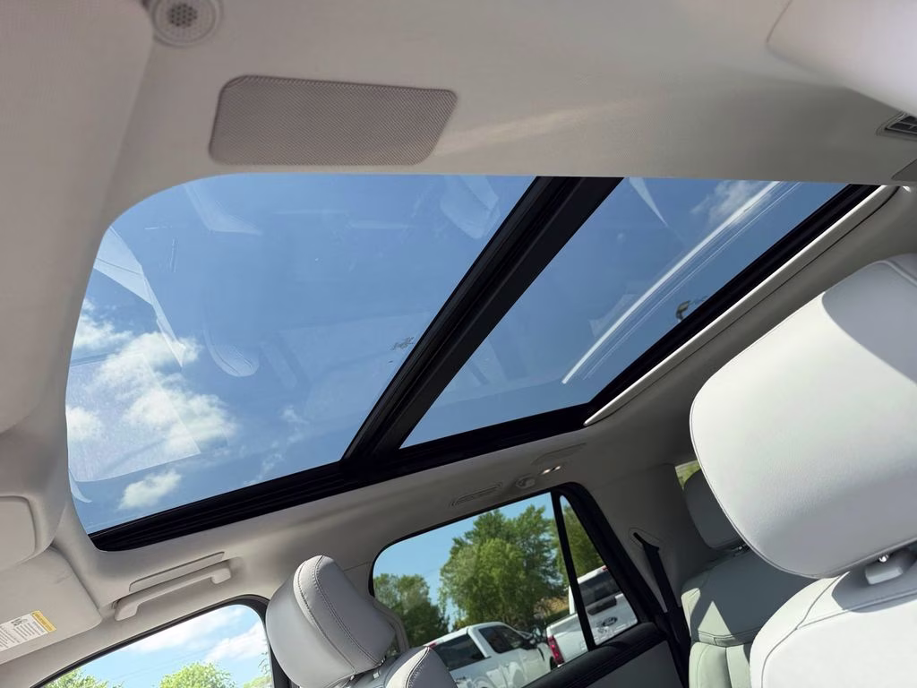 2025 Star White Metallic Tri-Coat Ford Expedition Max Platinum w/Drivers Package 4X4 SUV