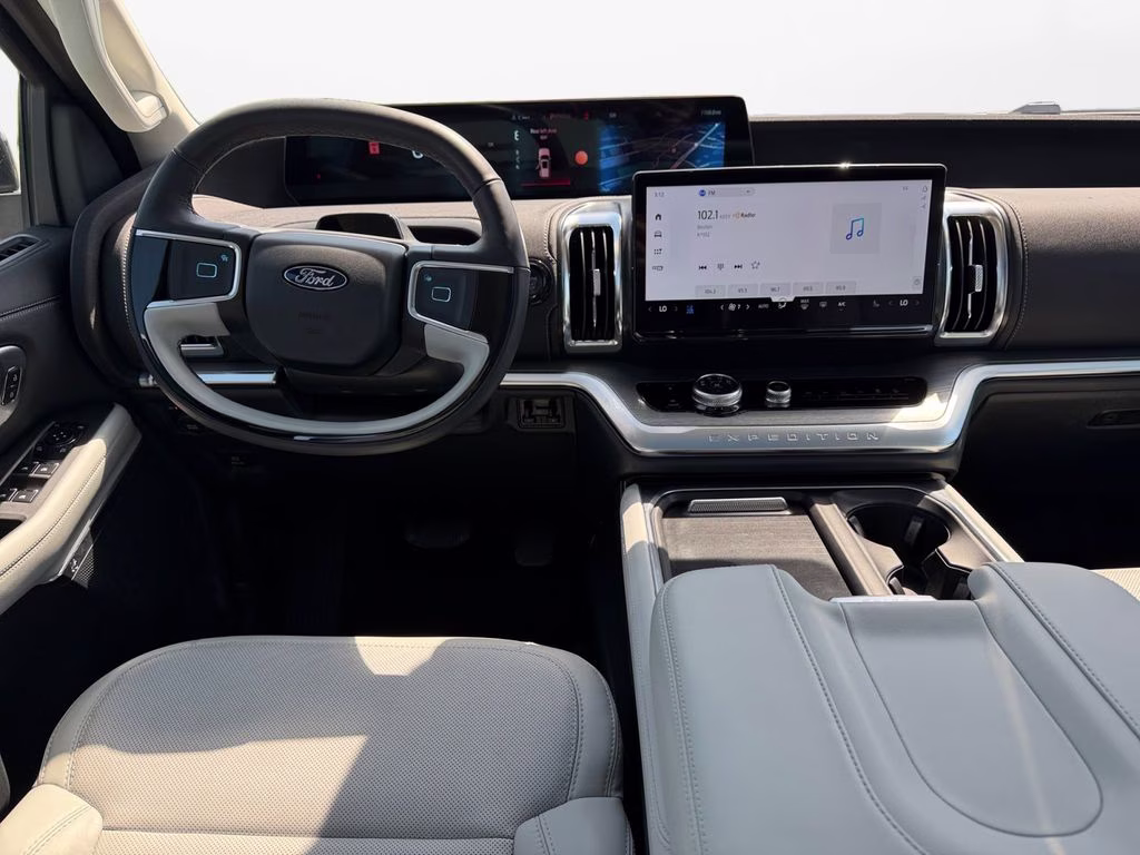 2025 Star White Metallic Tri-Coat Ford Expedition Max Platinum w/Drivers Package 4X4 SUV