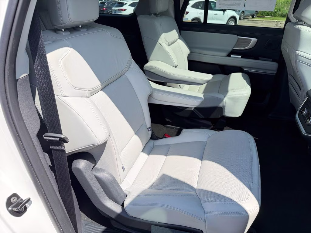2025 Star White Metallic Tri-Coat Ford Expedition Max Platinum w/Drivers Package 4X4 SUV