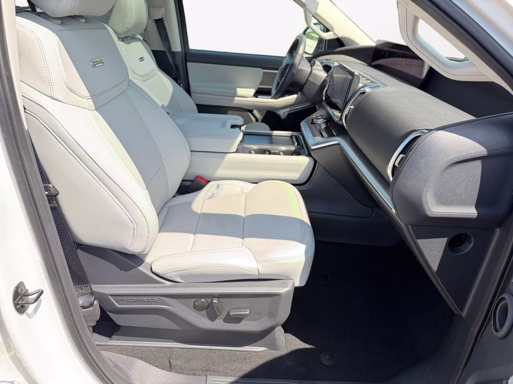 2025 Star White Metallic Tri-Coat Ford Expedition Max Platinum w/Drivers Package 4X4 SUV