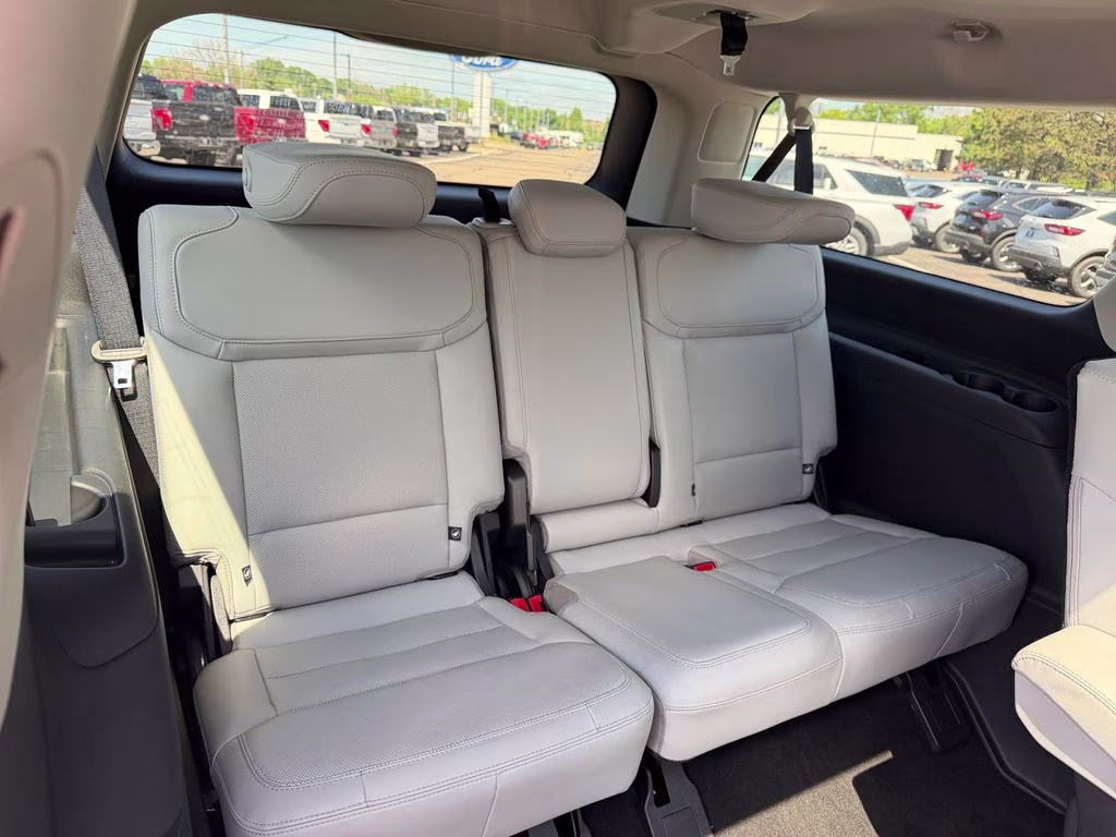 2025 Star White Metallic Tri-Coat Ford Expedition Max Platinum w/Drivers Package 4X4 SUV