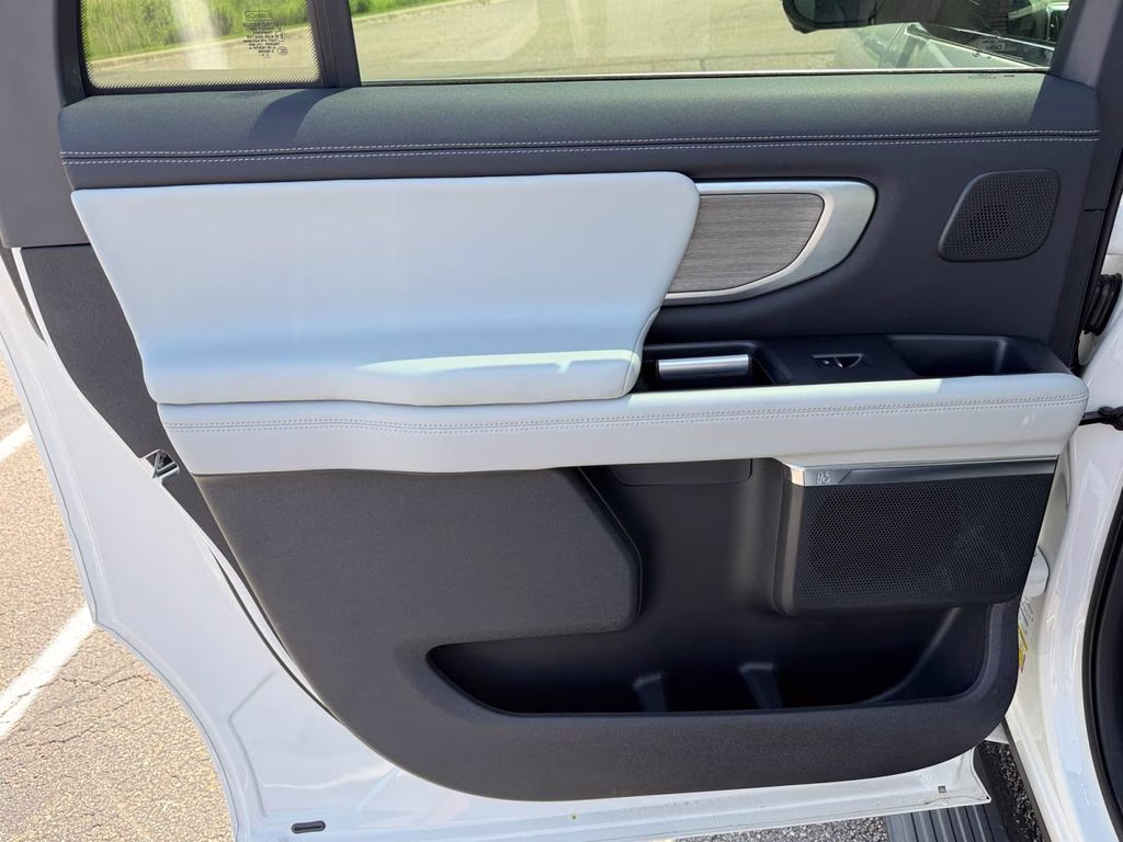 2025 Star White Metallic Tri-Coat Ford Expedition Max Platinum w/Drivers Package 4X4 SUV