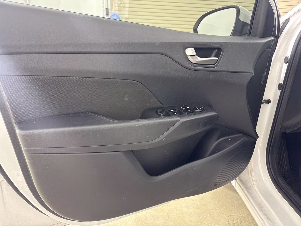 2019 Frost White Hyundai Accent SE FWD Sedan