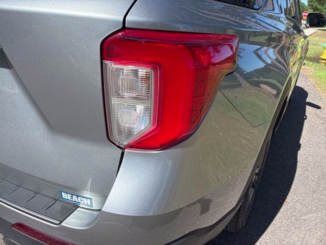 2024 Silver Metallic Ford Explorer XLT RWD SUV