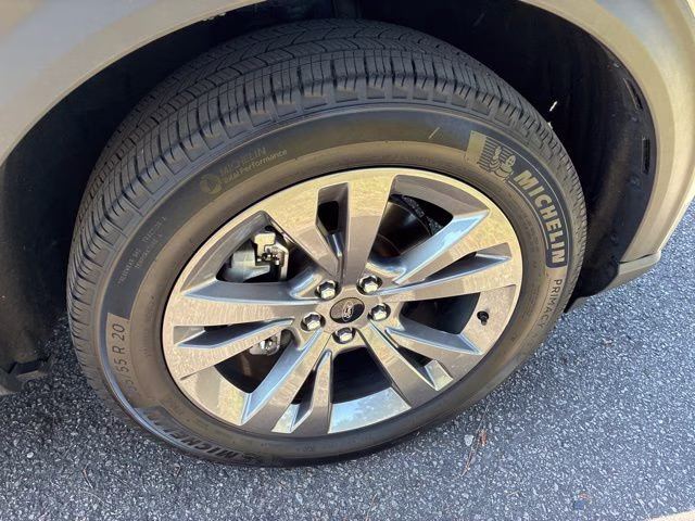 2024 Silver Metallic Ford Explorer XLT RWD SUV
