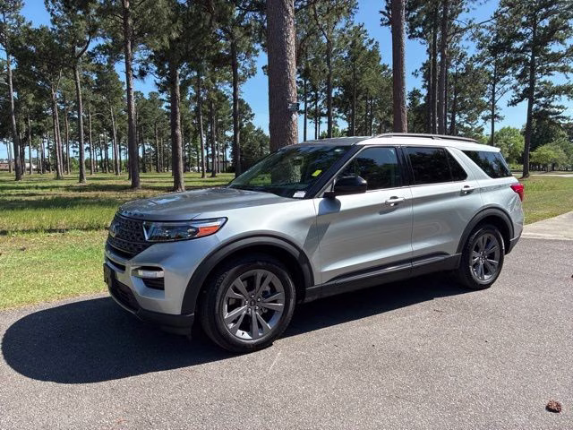 2024 Silver Metallic Ford Explorer XLT RWD SUV