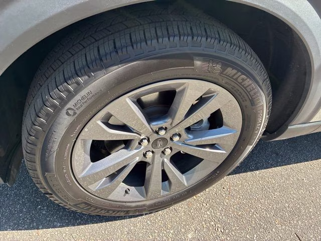 2024 Silver Metallic Ford Explorer XLT RWD SUV