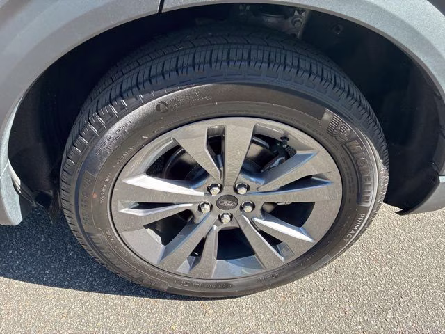 2024 Silver Metallic Ford Explorer XLT RWD SUV