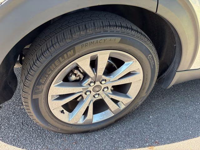 2024 Silver Metallic Ford Explorer XLT RWD SUV