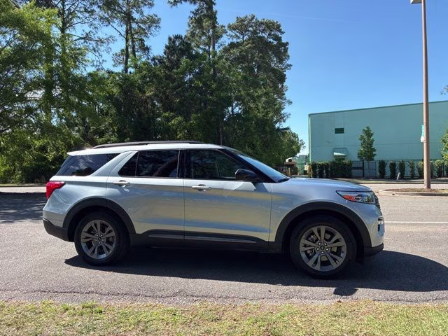 2024 Silver Metallic Ford Explorer XLT RWD SUV