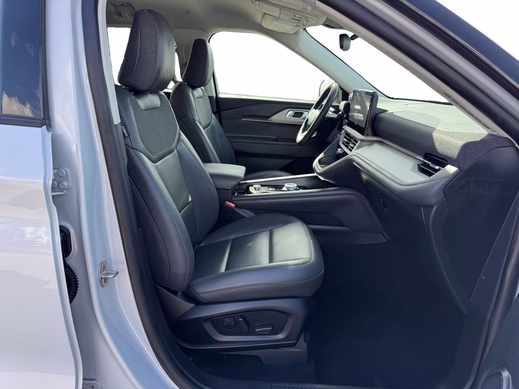 2025 Space White Metallic Ford Explorer Active RWD SUV