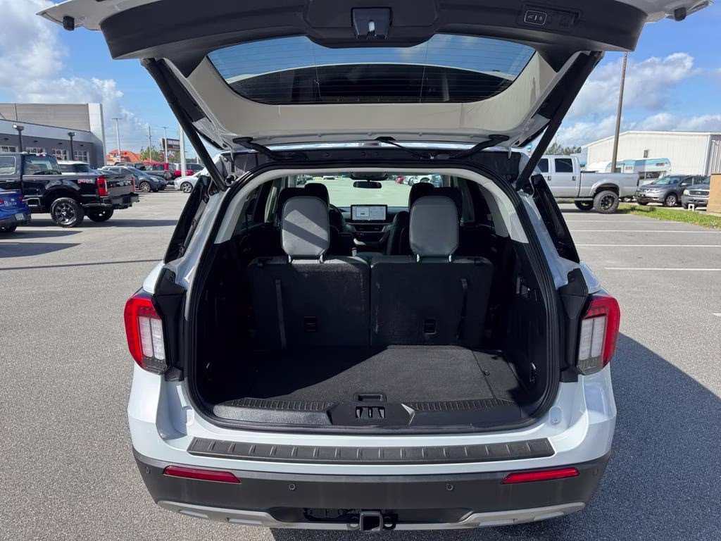 2025 Space White Metallic Ford Explorer Active RWD SUV