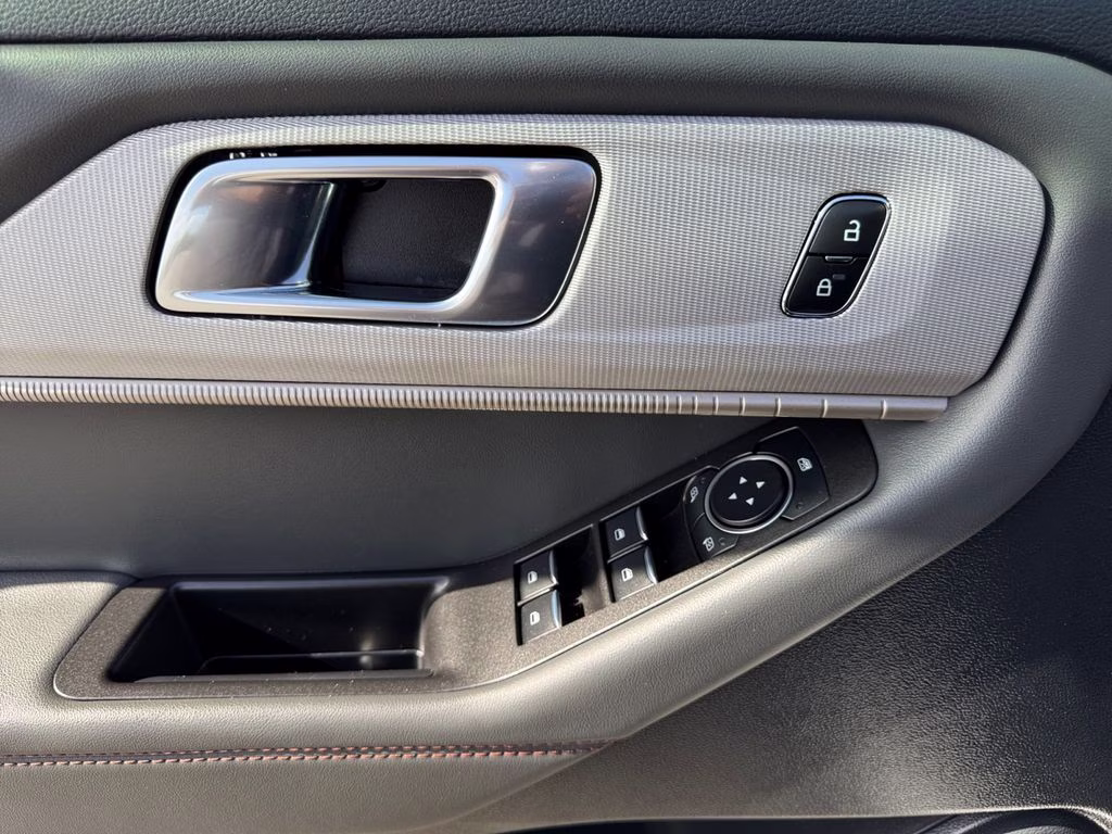 2025 Space White Metallic Ford Explorer Active RWD SUV