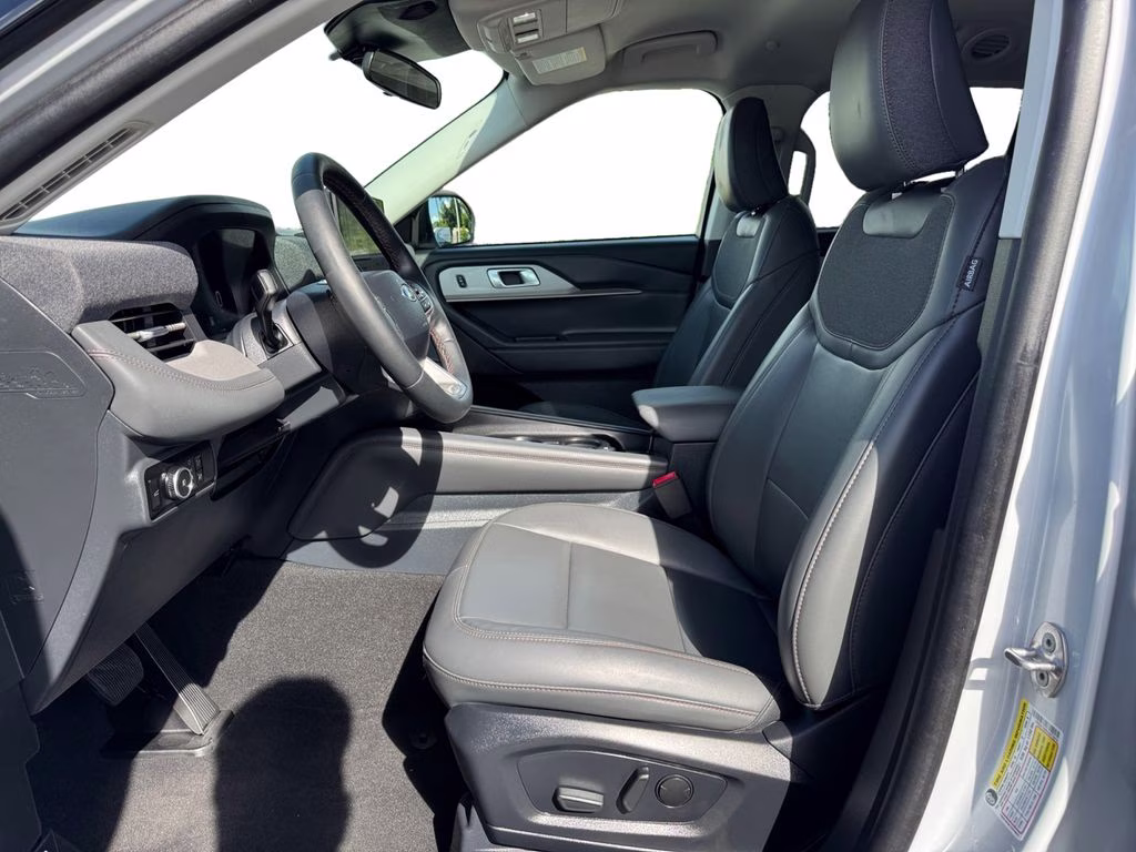 2025 Space White Metallic Ford Explorer Active RWD SUV