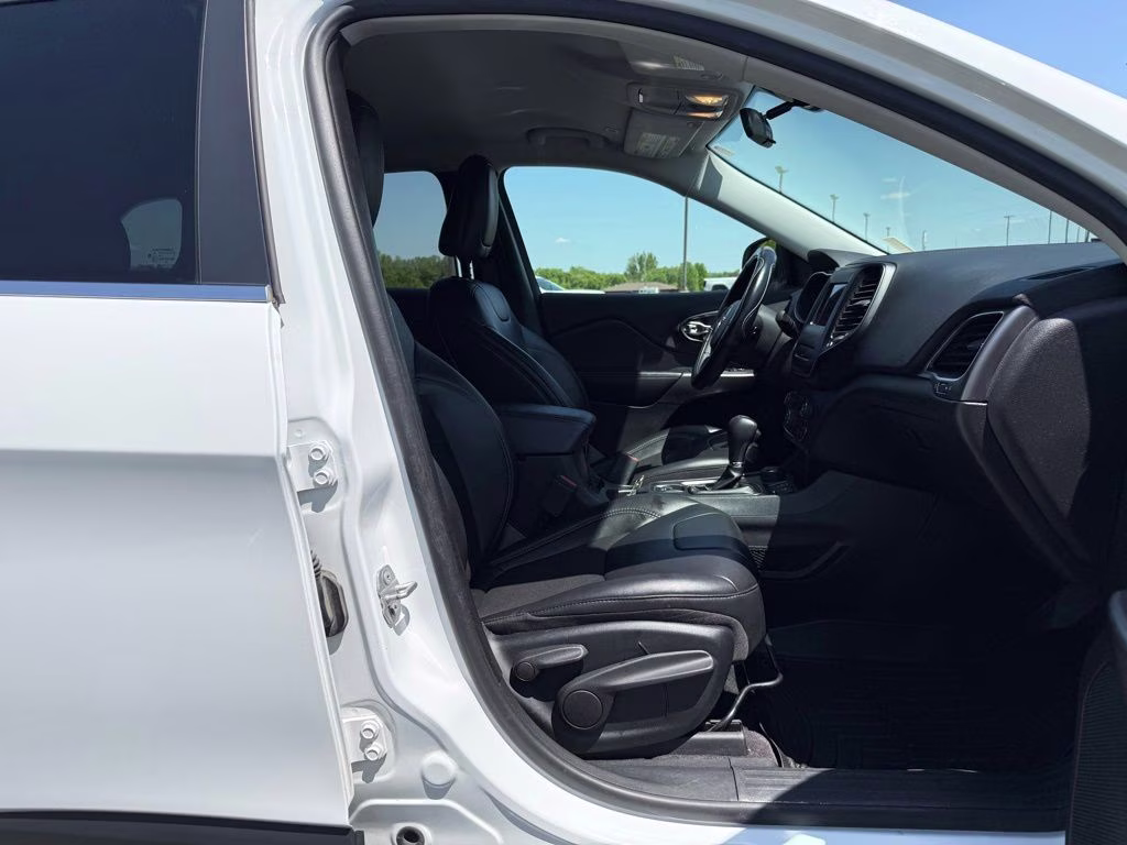 2019 Bright White Clearcoat Jeep Cherokee Latitude Plus 4X4 SUV