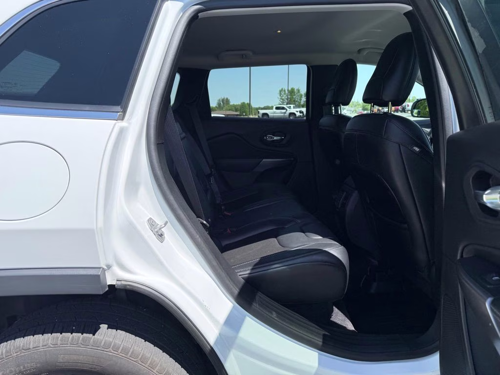 2019 Bright White Clearcoat Jeep Cherokee Latitude Plus 4X4 SUV
