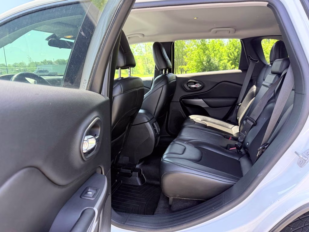 2019 Bright White Clearcoat Jeep Cherokee Latitude Plus 4X4 SUV