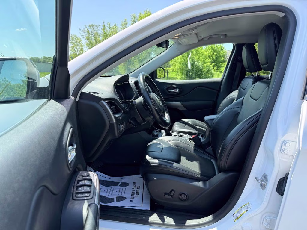 2019 Bright White Clearcoat Jeep Cherokee Latitude Plus 4X4 SUV