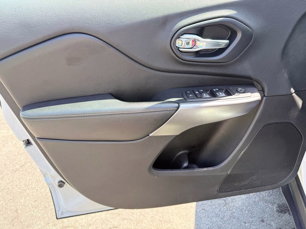 2019 Bright White Clearcoat Jeep Cherokee Latitude Plus 4X4 SUV