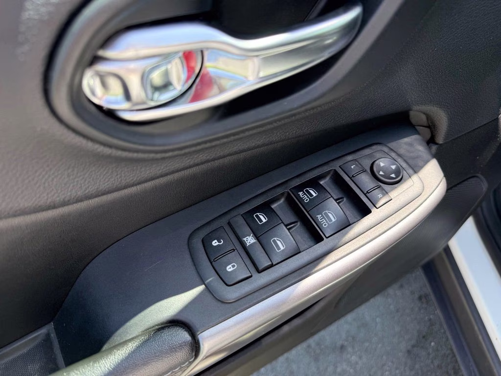 2019 Bright White Clearcoat Jeep Cherokee Latitude Plus 4X4 SUV