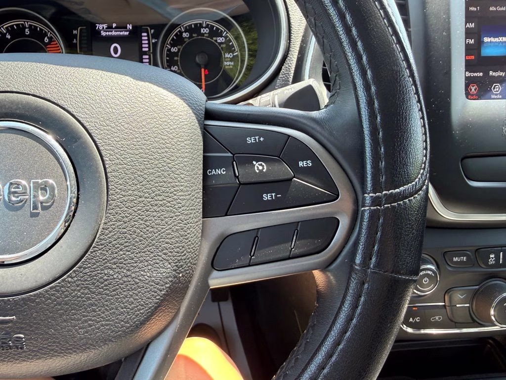 2019 Bright White Clearcoat Jeep Cherokee Latitude Plus 4X4 SUV