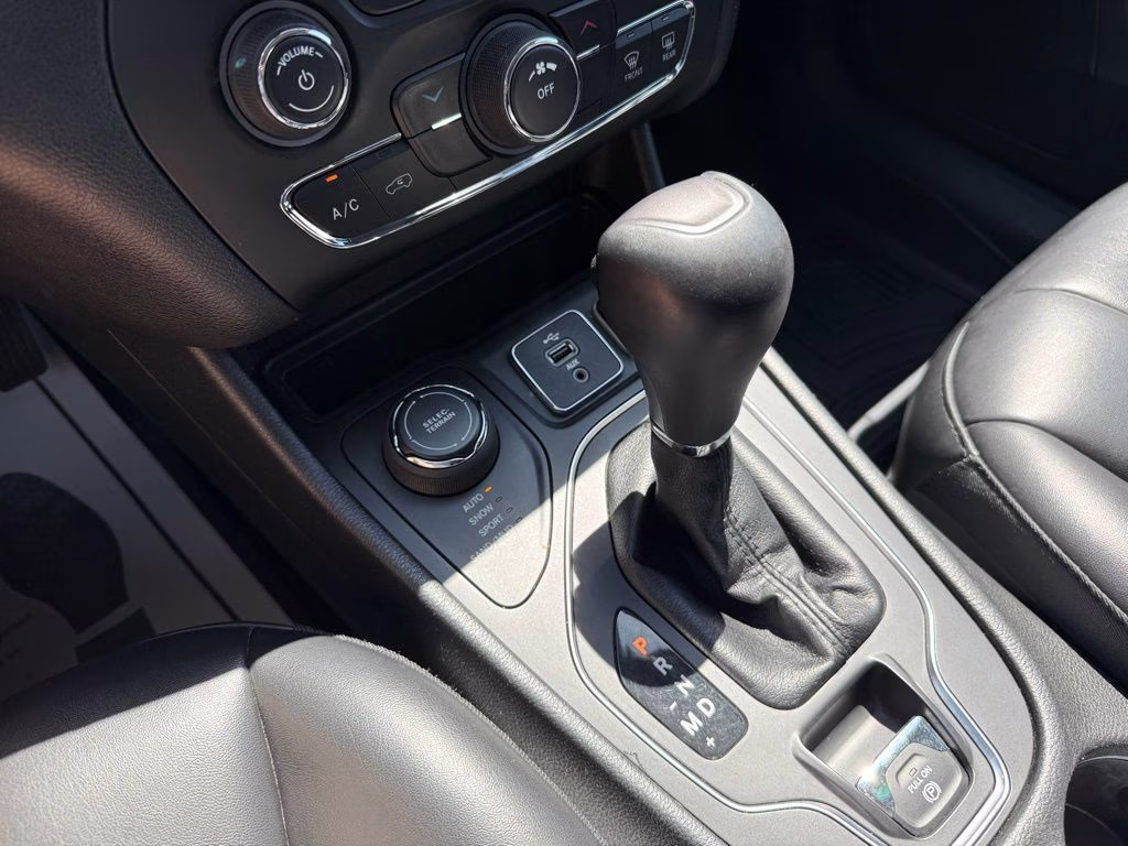 2019 Bright White Clearcoat Jeep Cherokee Latitude Plus 4X4 SUV
