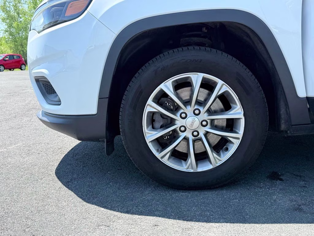 2019 Bright White Clearcoat Jeep Cherokee Latitude Plus 4X4 SUV